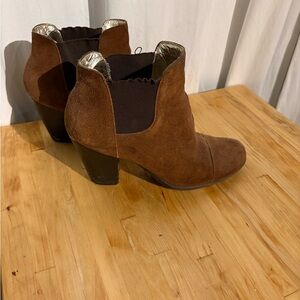 Kenneth Cole Brown Suede Ankle Booties